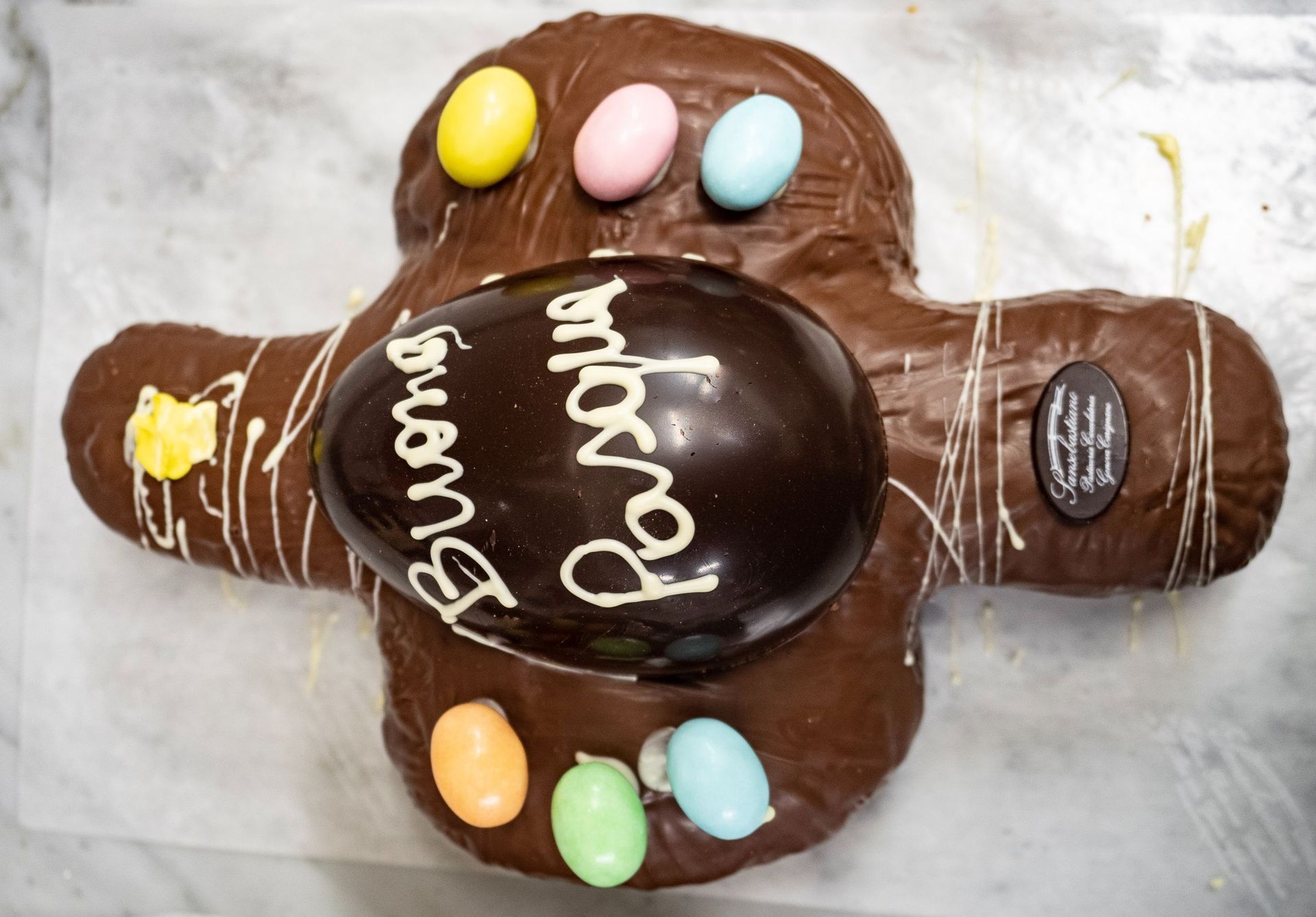 Colomba e uova di cioccolato