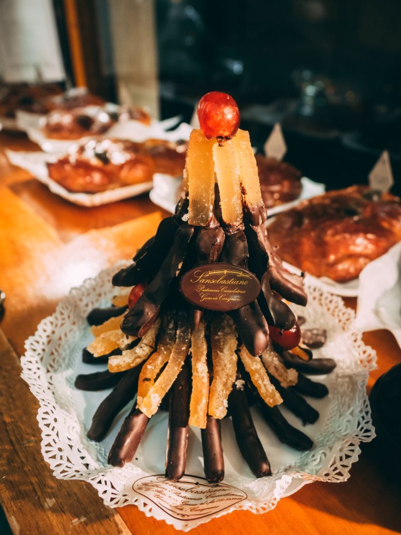 Gelatine al cioccolato a forma di albero natalizio