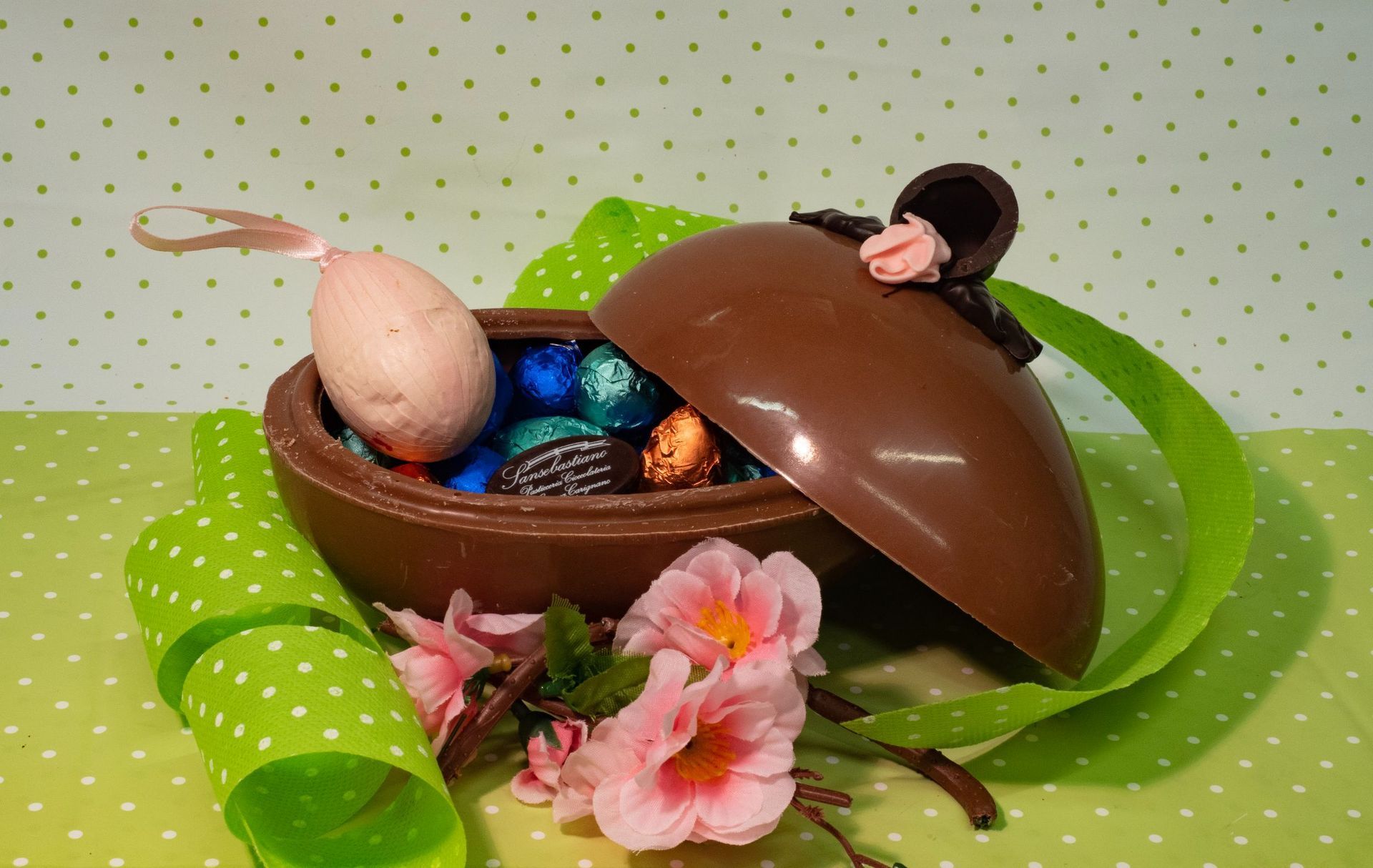 Uova di Pasqua con ovetti al cioccolato