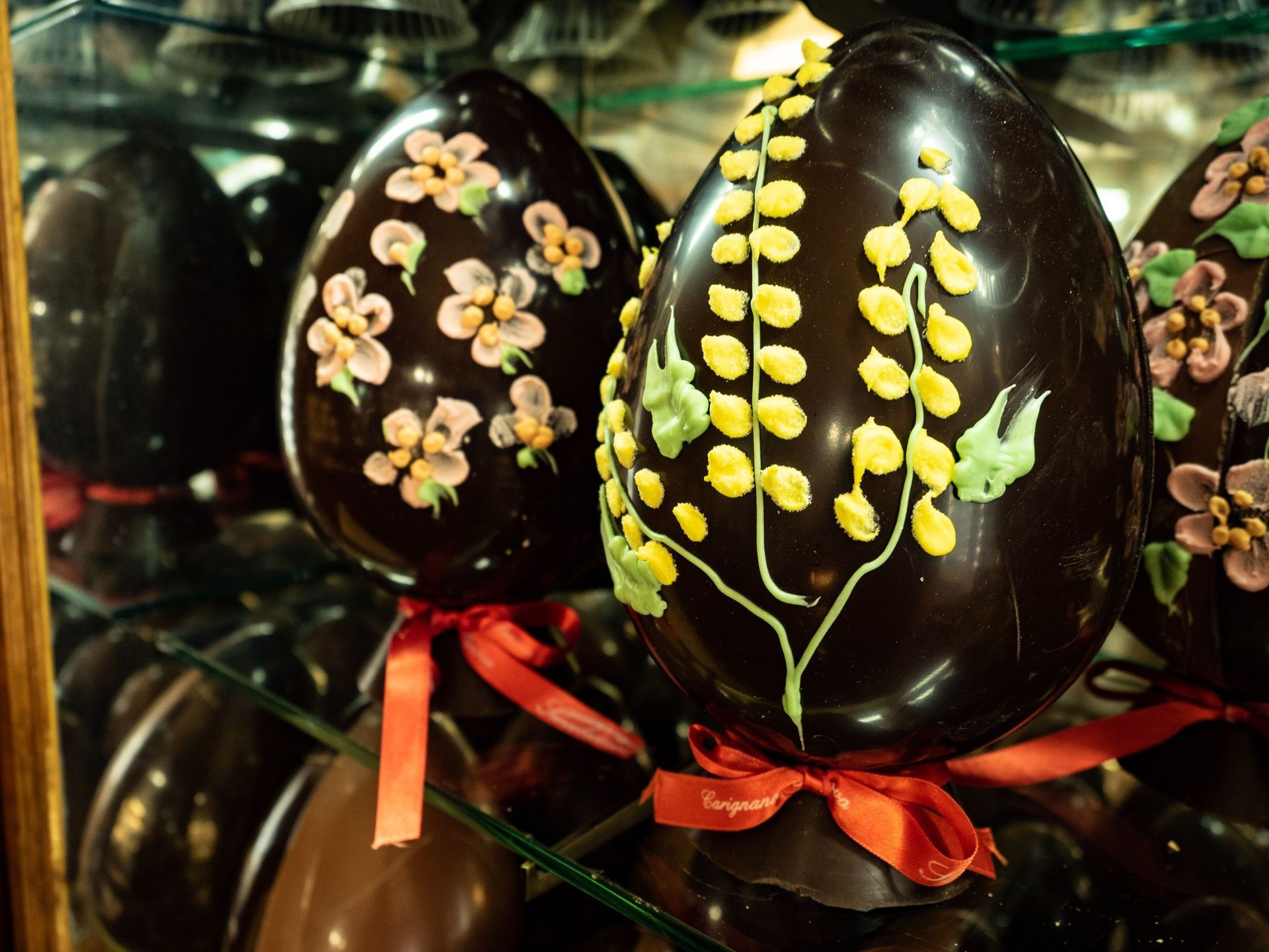 Uova di Pasqua al cioccolato decorate