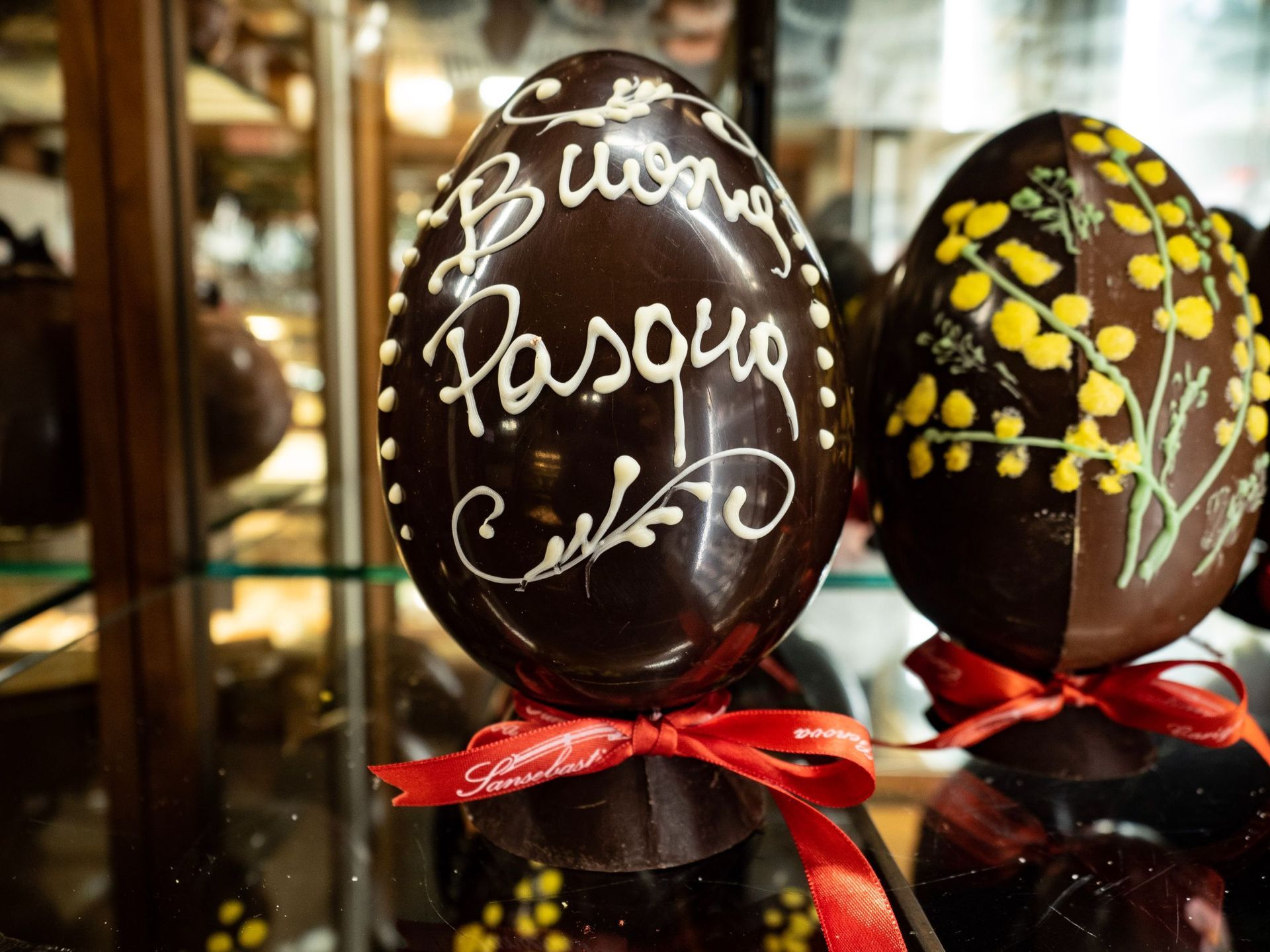 Uova di Pasqua con scritta