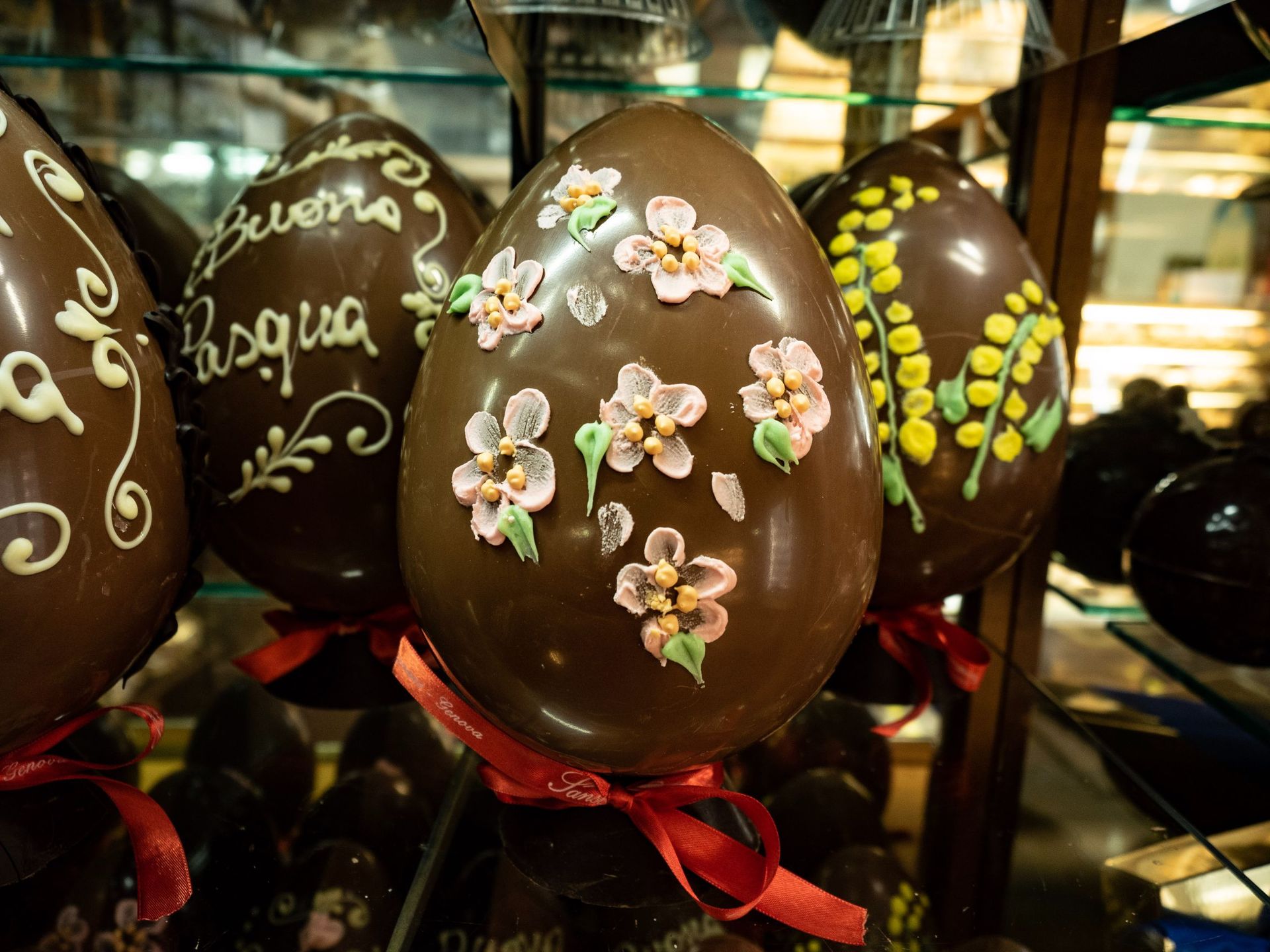 Uova di Pasqua decorate con fiori