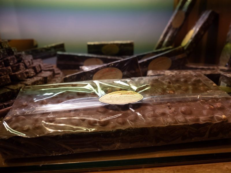 Torrone al ciocolato e nocciole