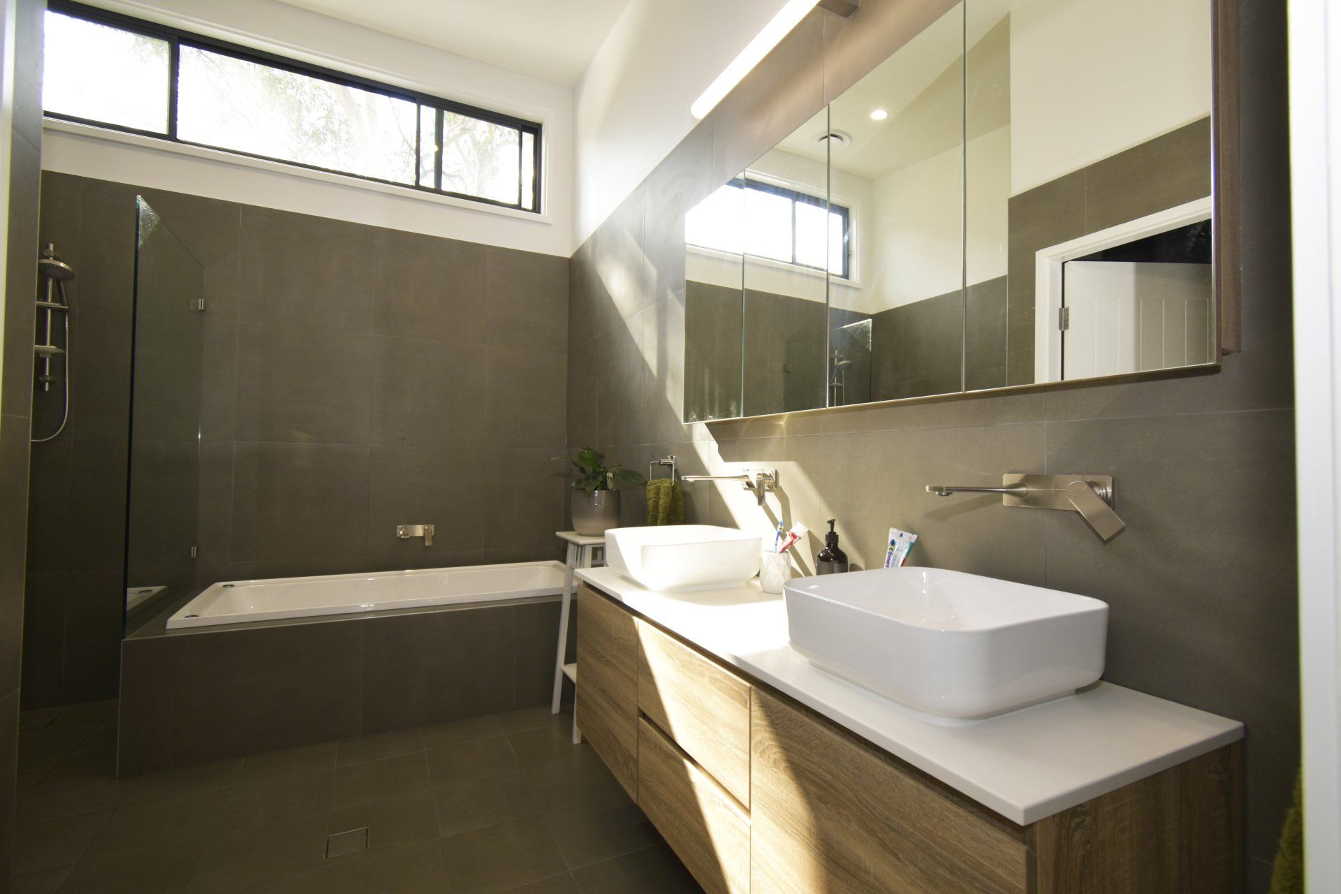 A bathroom with two sinks and a bathtub