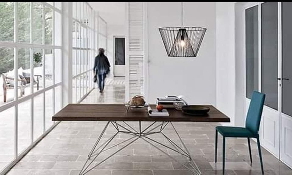 tavolo con gambe in ferro