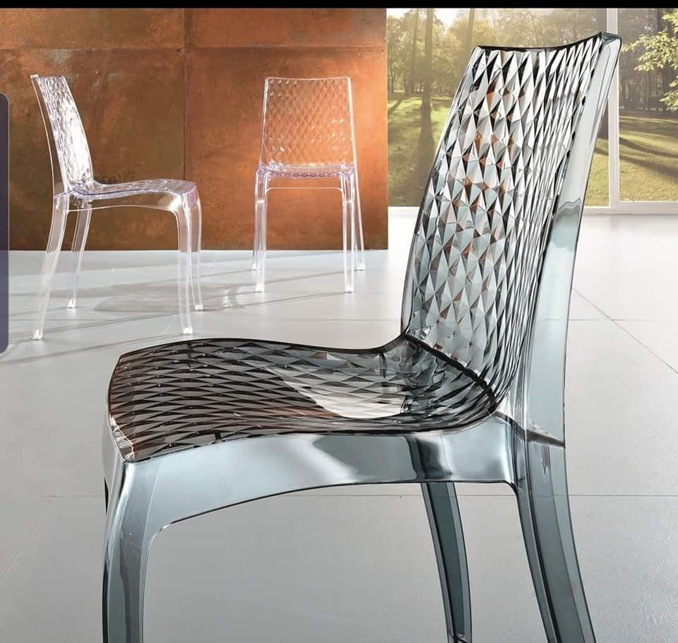 sedia in plastica trasparente