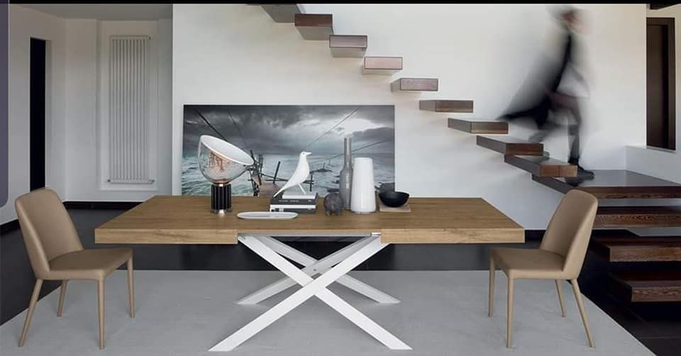 tavolo con gambe bianche