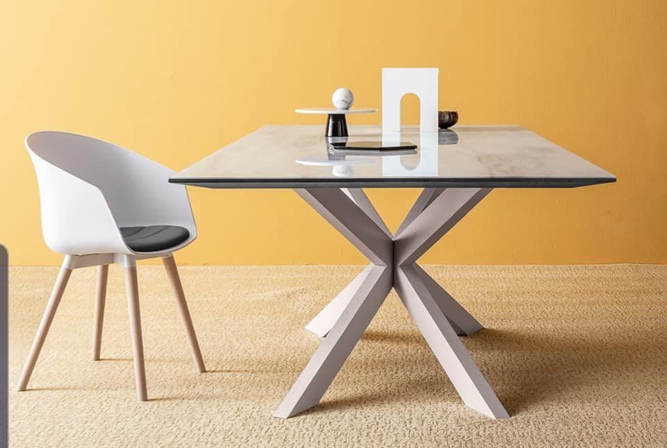 tavolo gambe incrociate