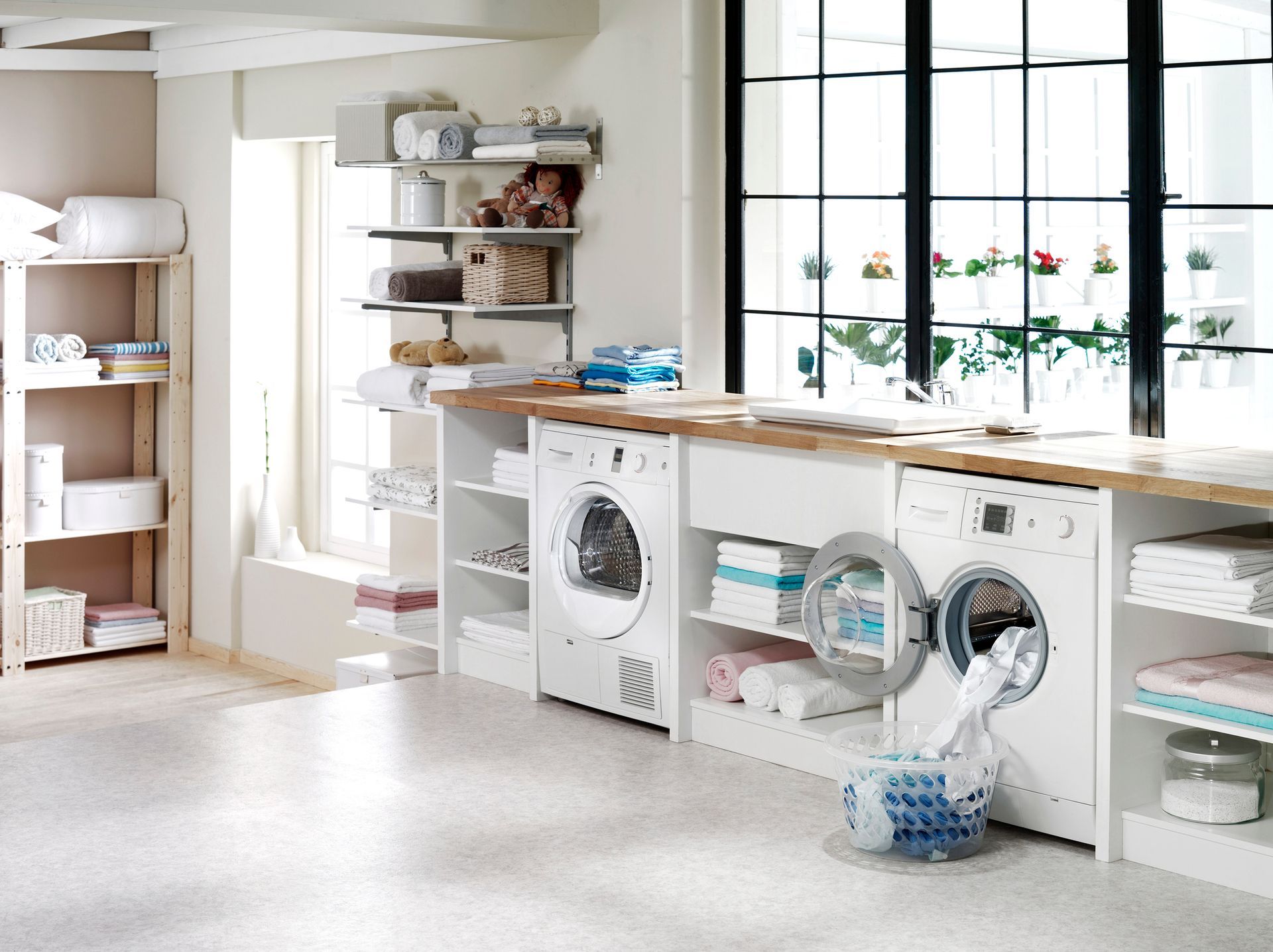 A laundry room with a washing machine and dryer