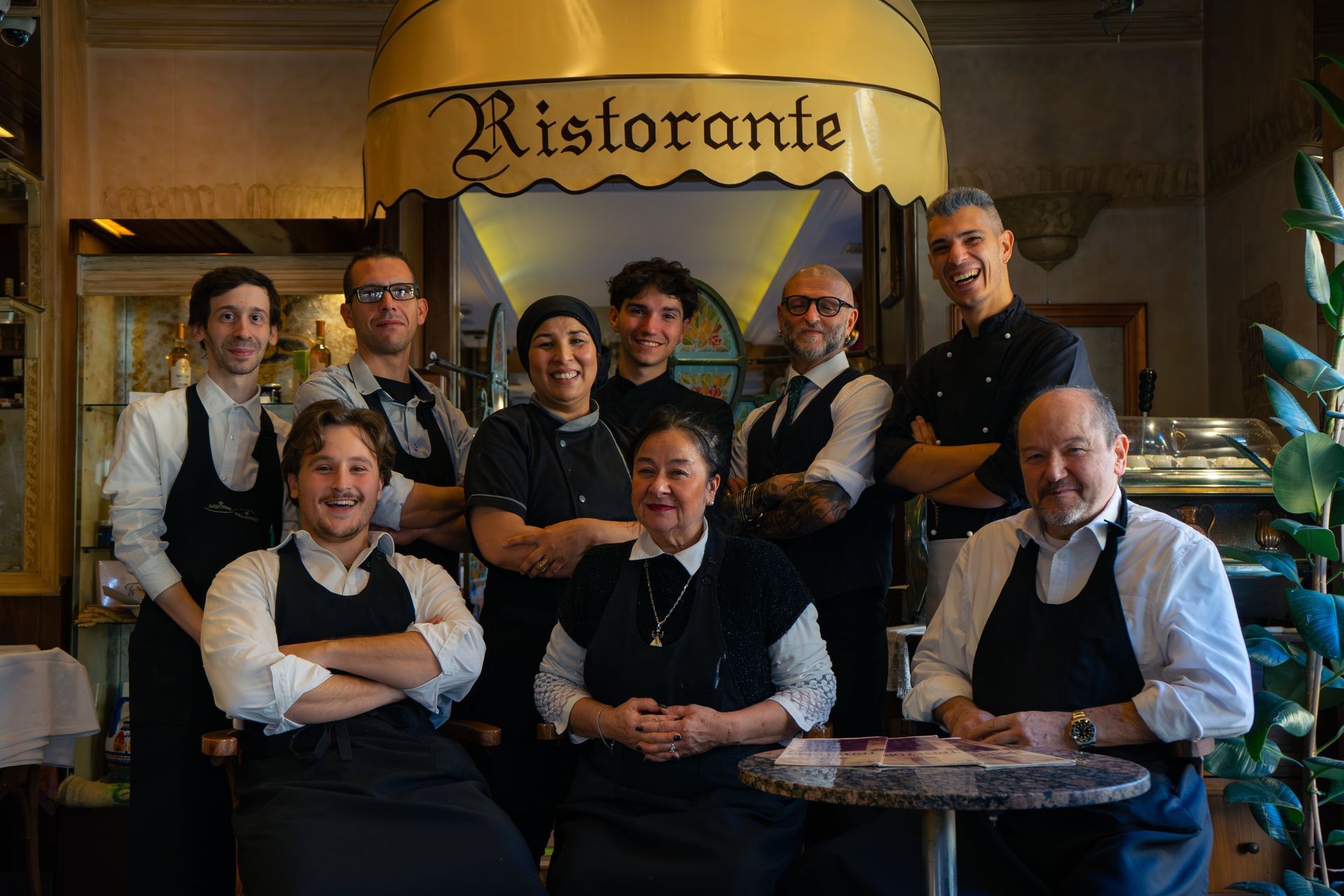 Esposizione di salumi, formaggi e pasta su un vassoio di legno in un negozio.
