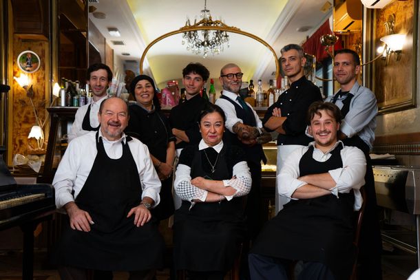 Foto d'epoca di una trattoria italiana: insegna 