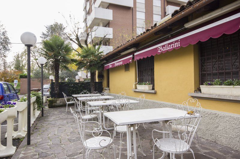 Tavoli esterni del bar e ristorante
