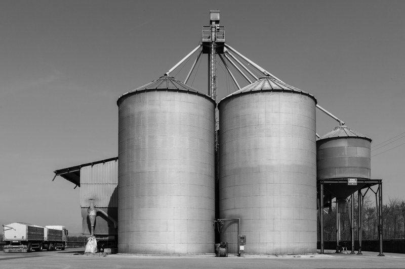 Vista dei grandi silos dove si osserva il grano in una foto in bianco e nero
