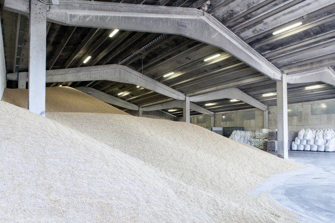 L'azienda dispone di due centri di essiccazione e stoccaggio per cereali; tre magazzini per lo stoccaggio e distribuzione di concimi, sementi e presidi sanitari