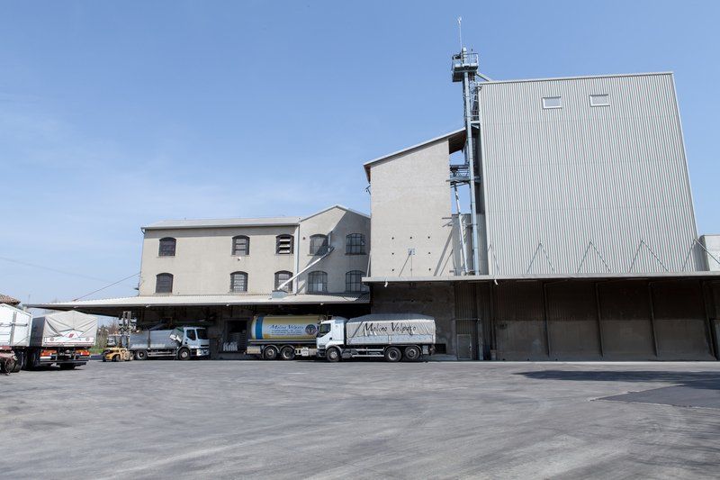 L'azienda dispone di due centri di essiccazione e stoccaggio per cereali; tre magazzini per lo stoccaggio e distribuzione di concimi, sementi e presidi sanitari