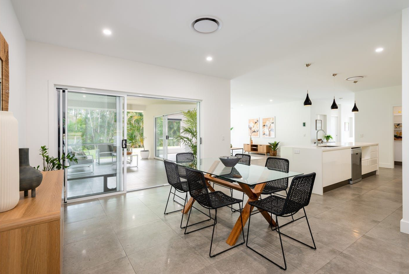 A Modern, Open-plan Dining and Kitchen Area — Michael Duncan Constructions Pty Ltd in Ashmore, QLD