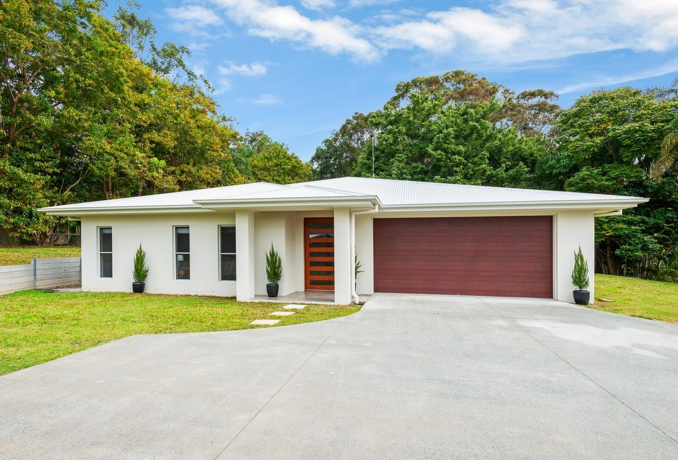 Single-story White House With a Flat Roof — Michael Duncan Constructions Pty Ltd in Robina, QLD