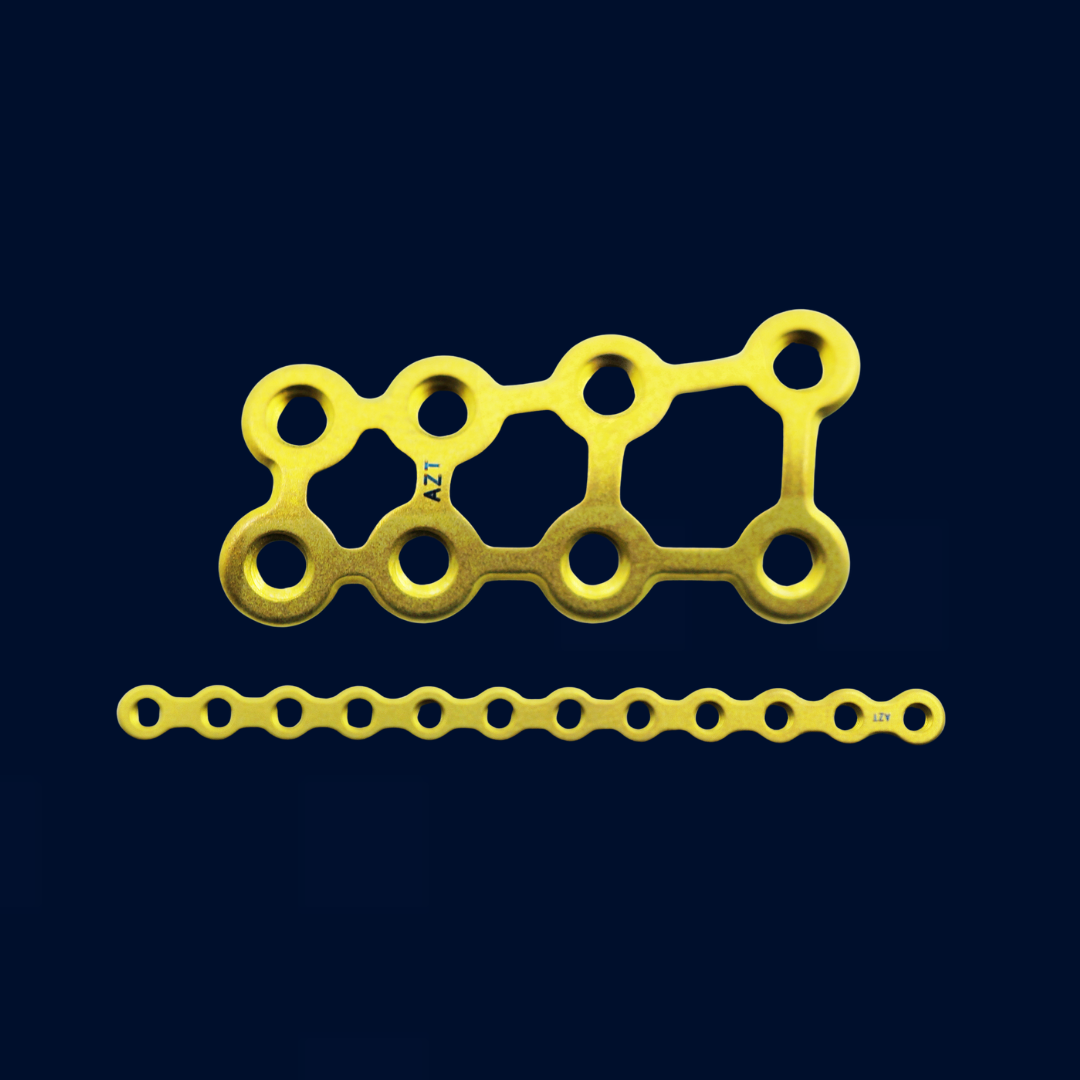 Una placa de oro con agujeros sobre un fondo azul.