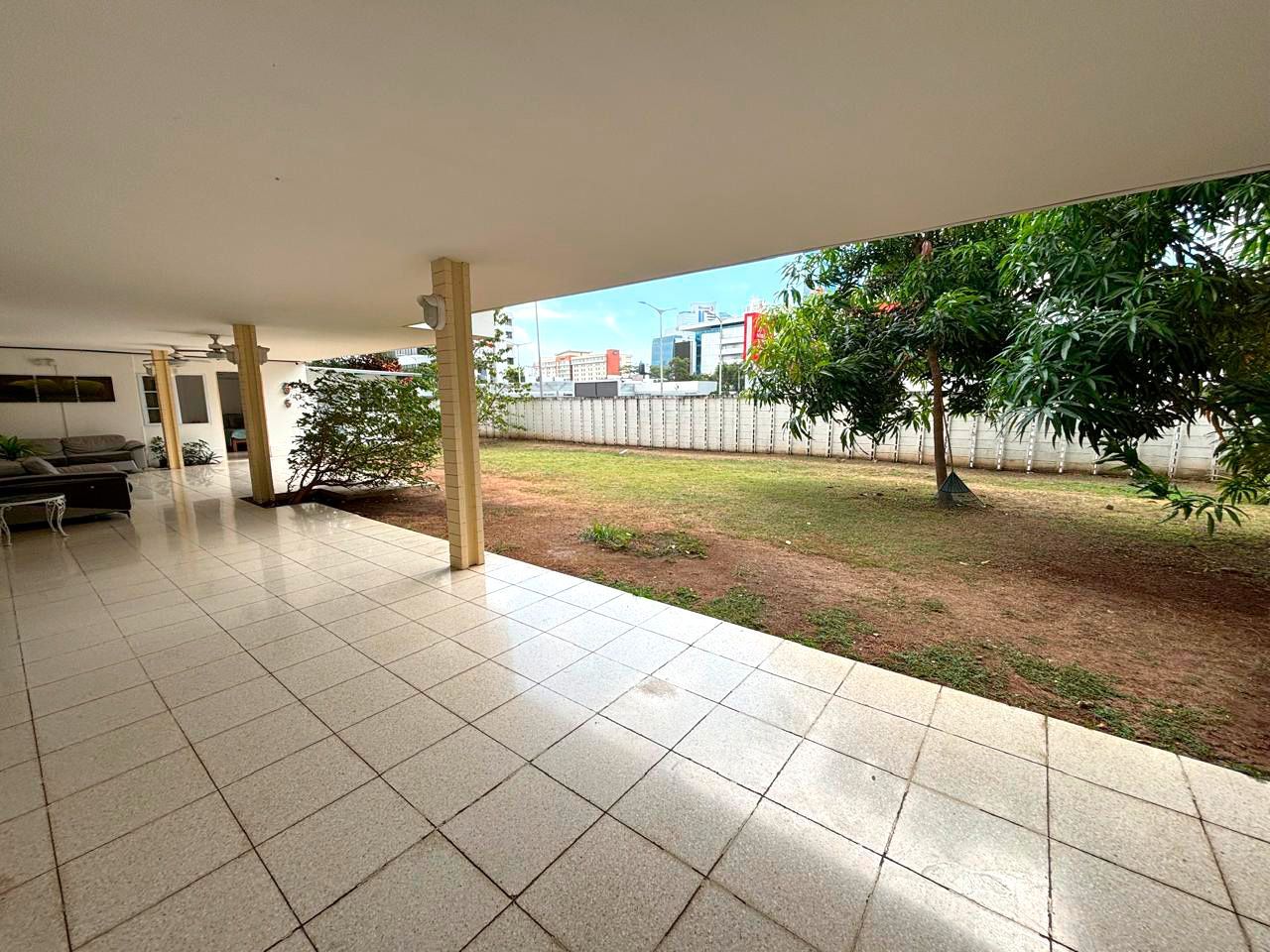 hogar gardenias Un grupo de personas mayores están sentadas alrededor de una mesa comiendo comida.