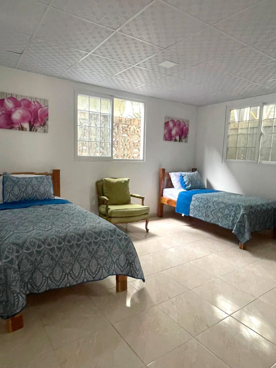 hogar gardenias   Un edificio grande con un camino de entrada de ladrillos en el frente.