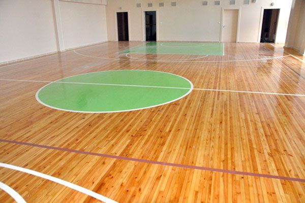 Grīdu ieklāšan sporta zālē