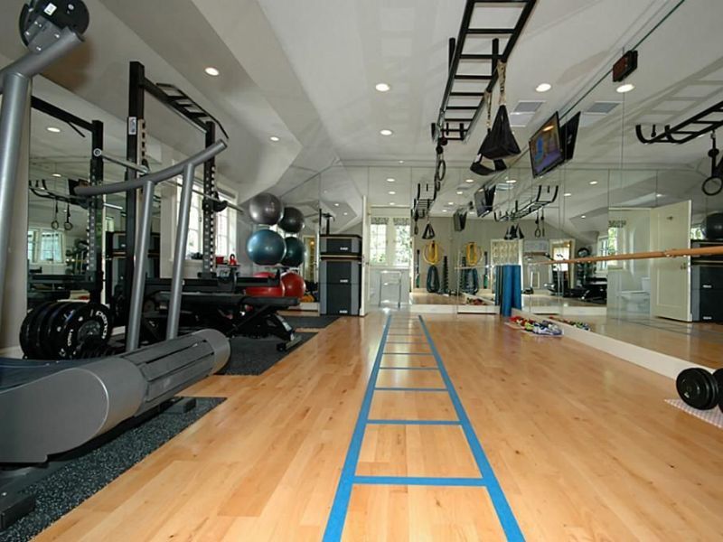 Grīdu ieklāšan sporta zālē