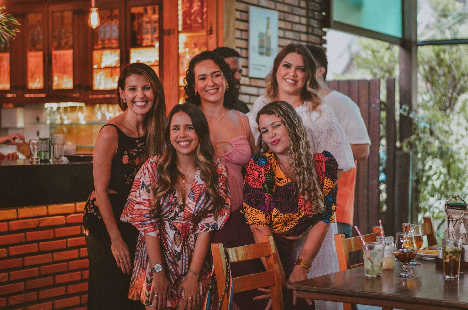 Um grupo de mulheres está posando para uma foto em um restaurante.