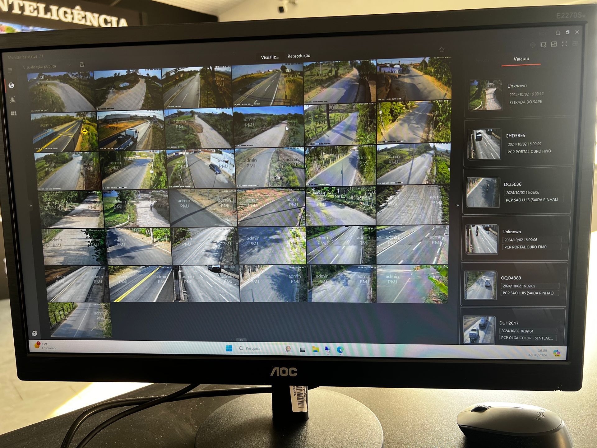 Um monitor de computador com um monte de fotos nele