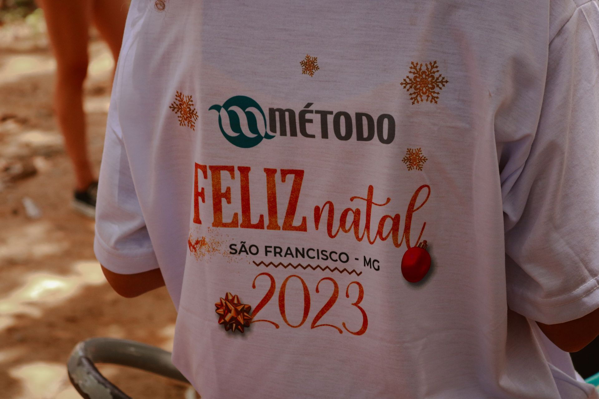Uma pessoa está vestindo uma camiseta que diz feliz natal 2023.