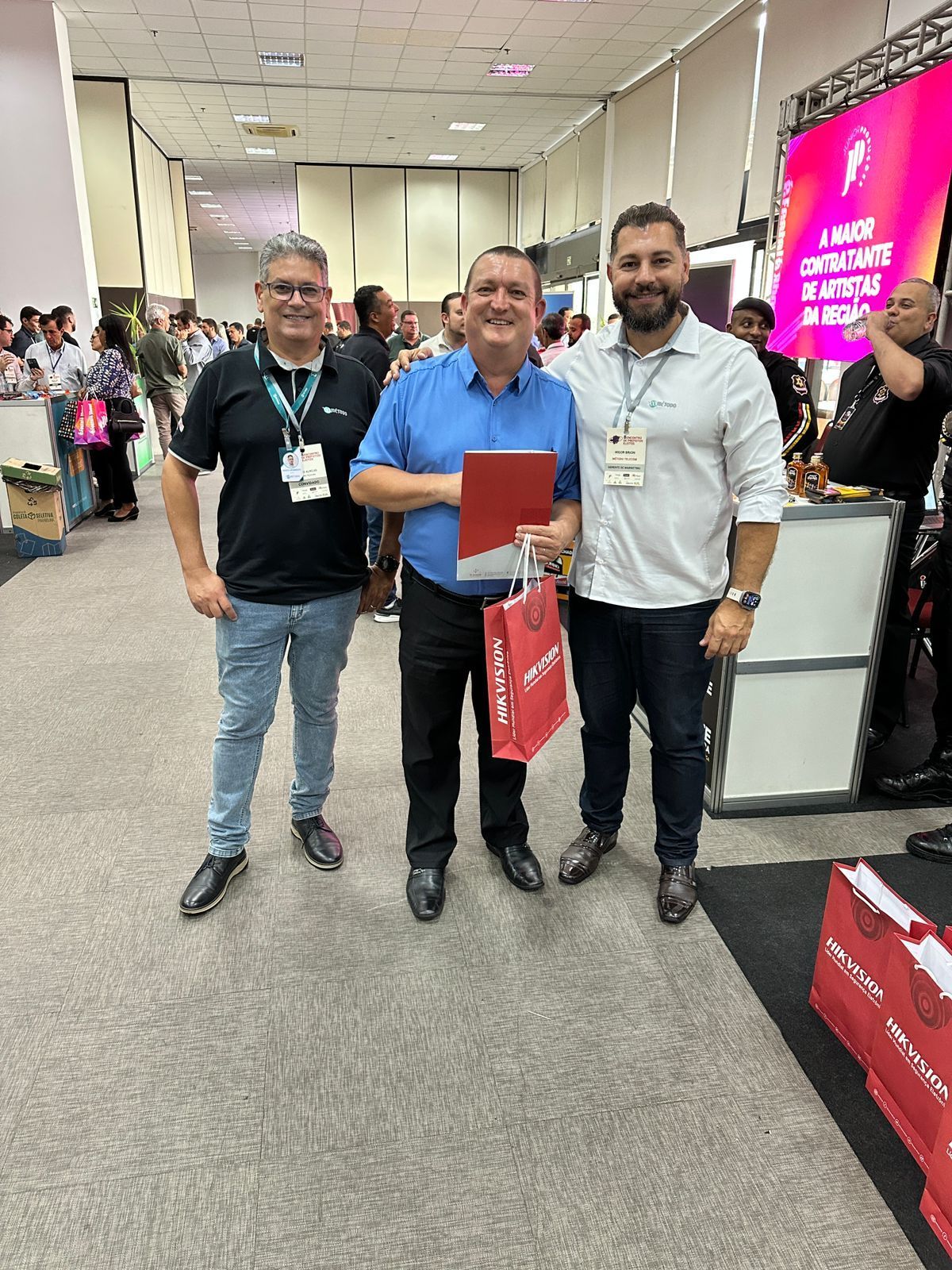 Um grupo de homens está posando para uma foto em uma sala.