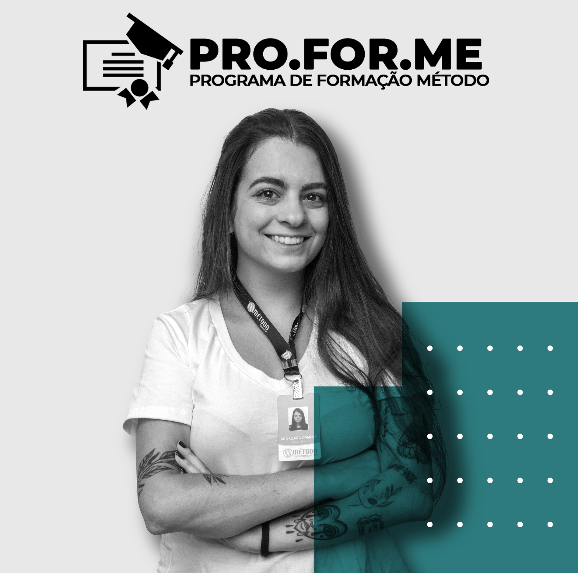 Uma mulher está de pé com os braços cruzados em frente ao logotipo da pro.for.me.