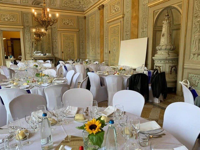 Sala addobbata per banchetto nuziale