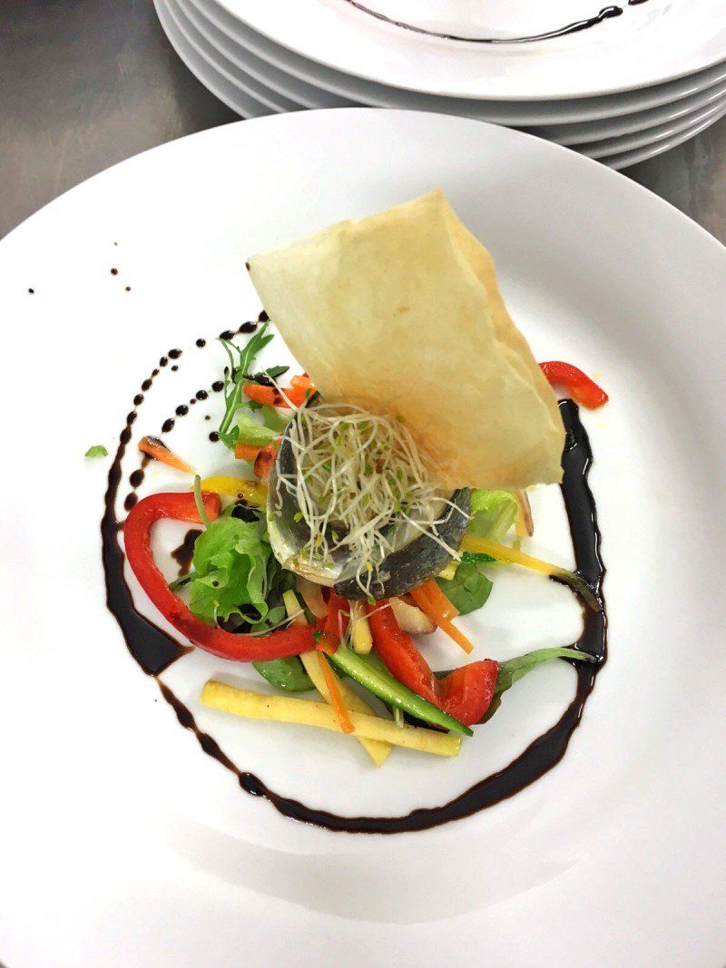 Antipasto di pesce e insalata