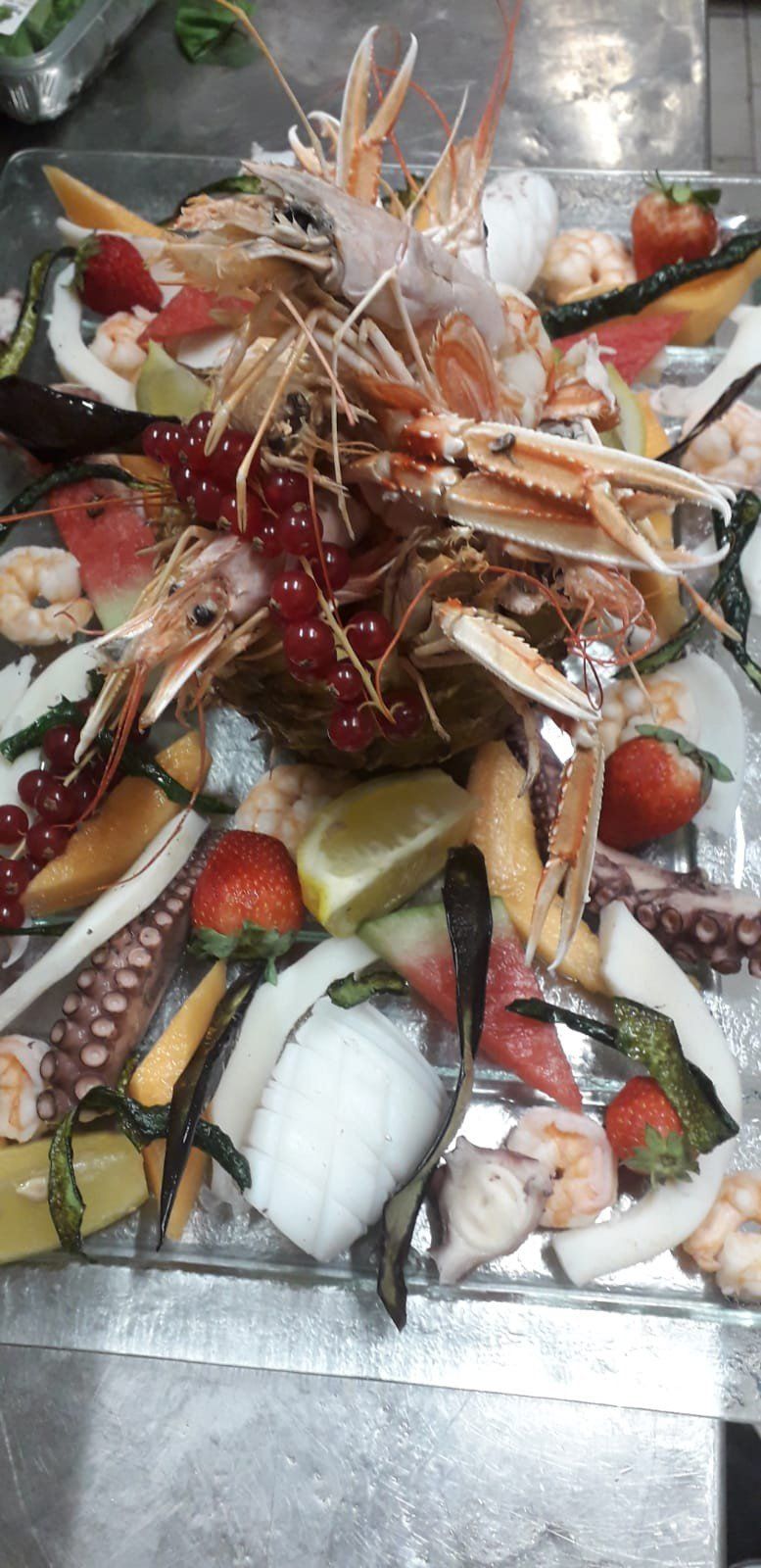 Insalata di pesci crudi