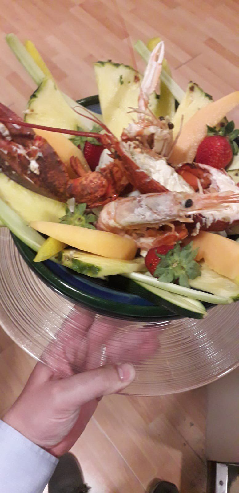 Crostacei e frutta tropicale