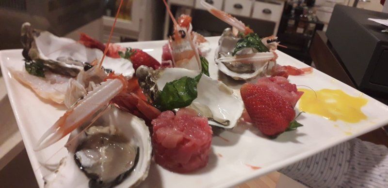 Antipasto di pesce crudo