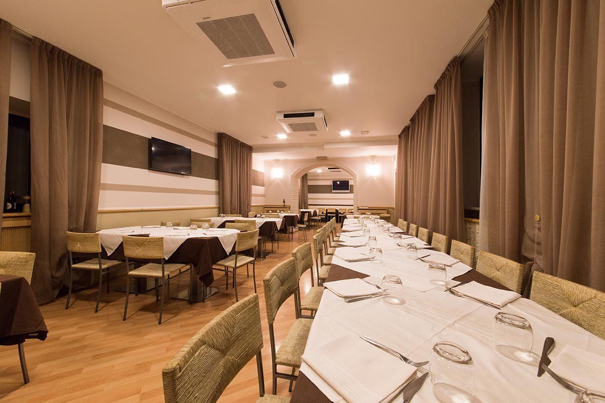 Sala con numerosi coperti