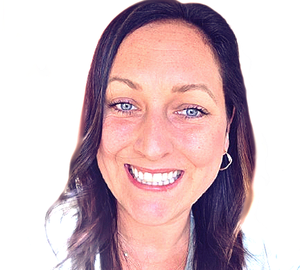 Femme souriant largement, aux yeux bleus, à la peau claire et aux cheveux foncés.