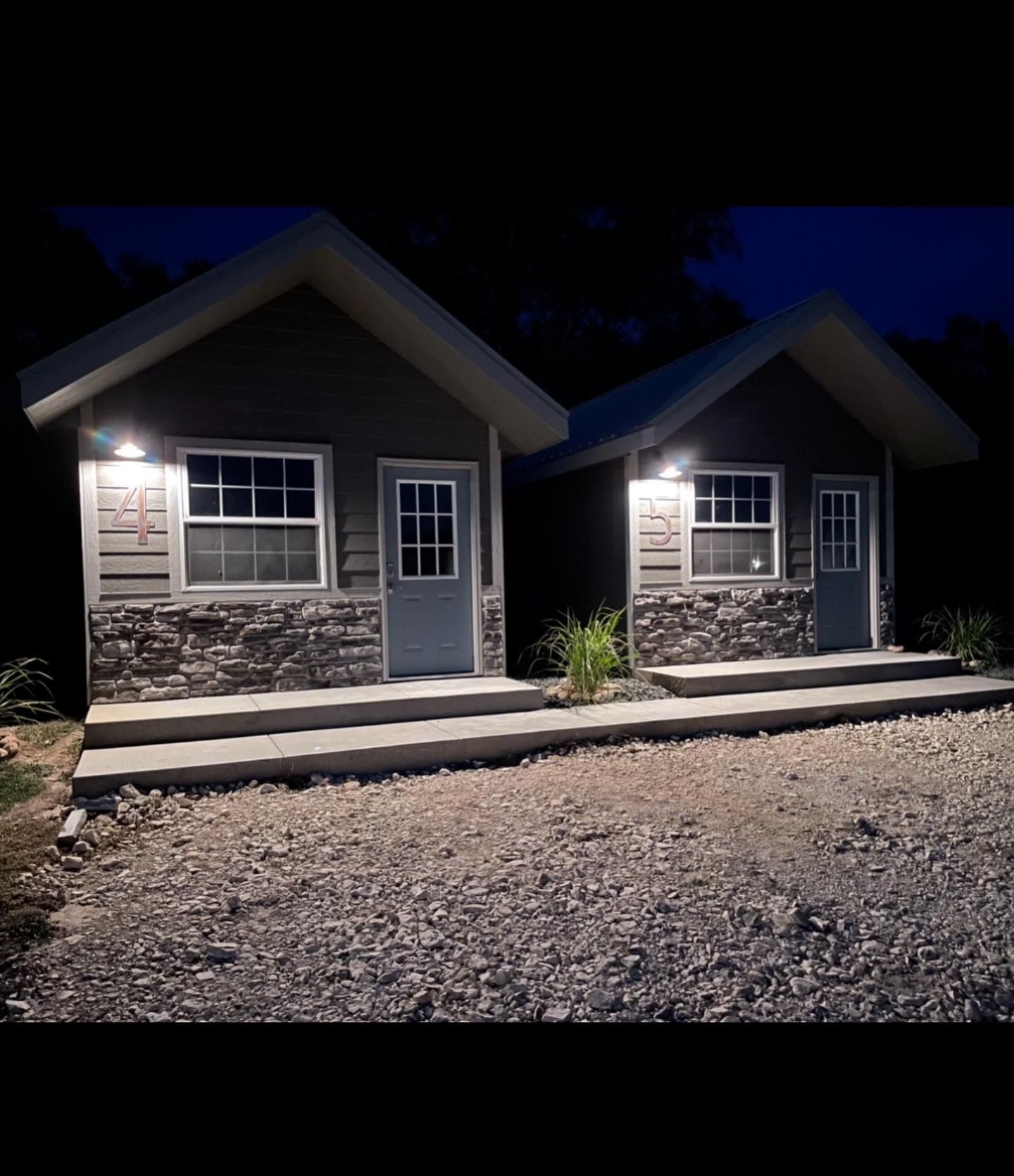 Exterior of single story suite cabins at Creek Side Resort.