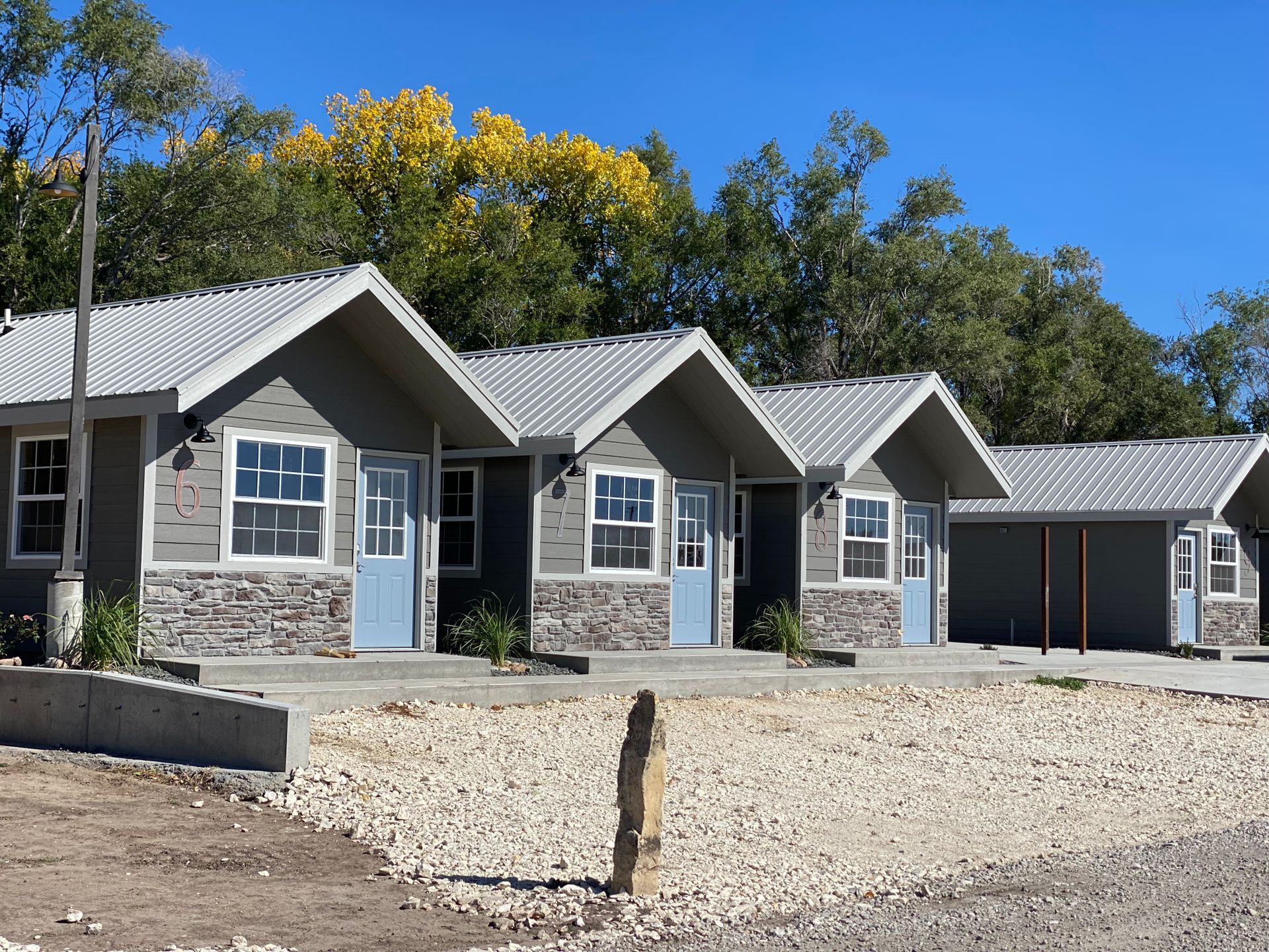 Exterior of single story suites at Creek Side Resort.
