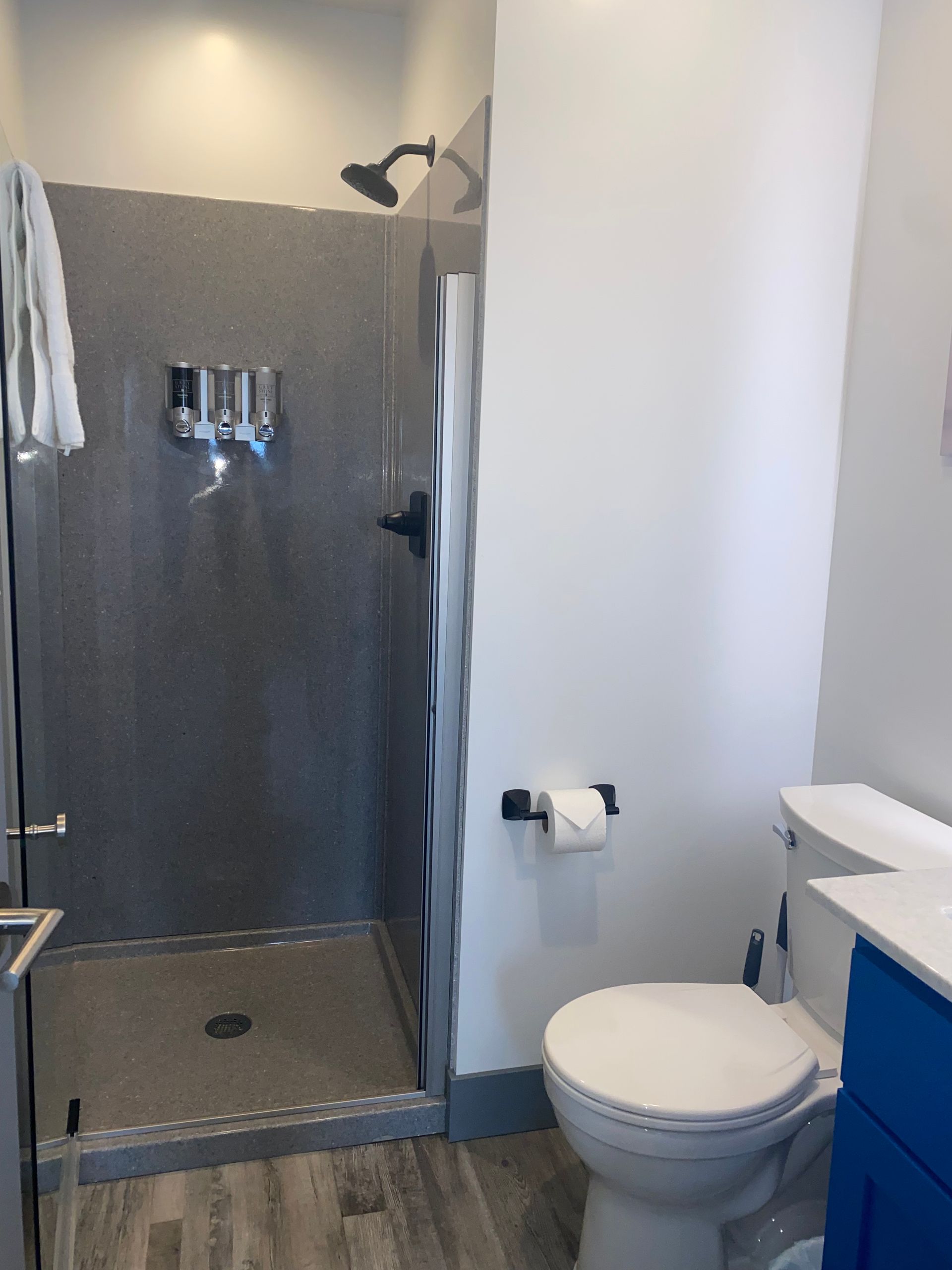 Bathroom in Cabin 9 at Creek Side Resort