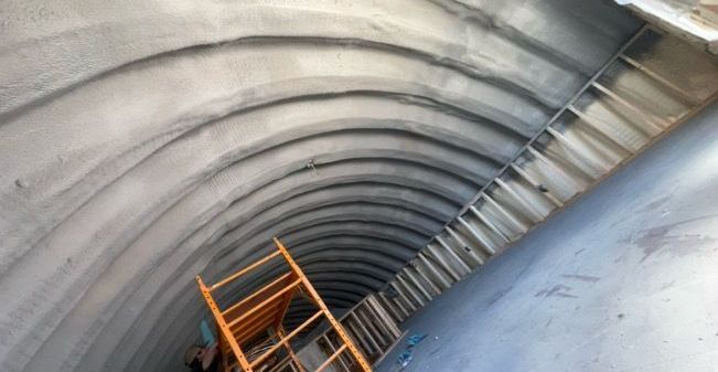 A scaffolding is sitting in the middle of a tunnel.