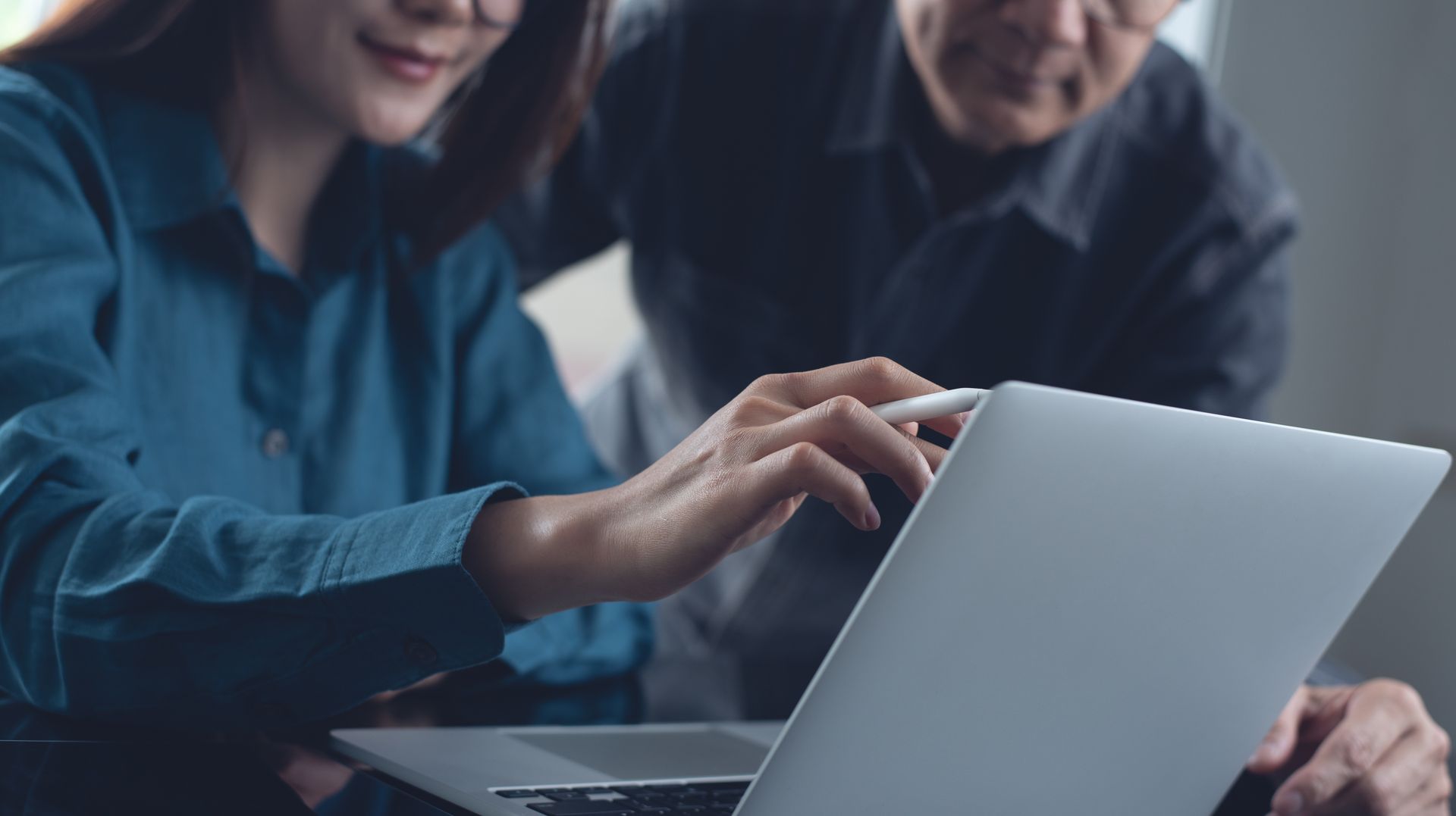 Woman pointing at a laptop screen