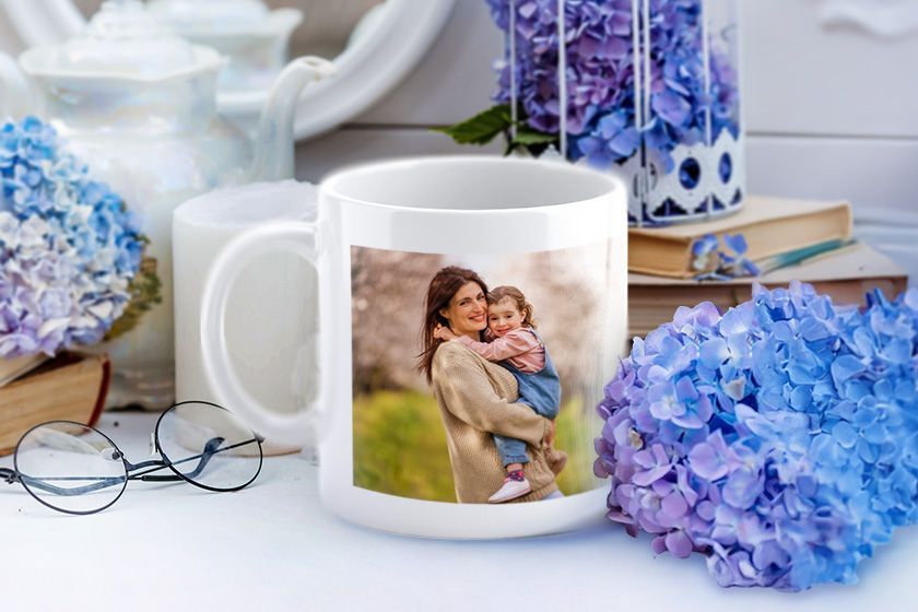 Une tasse à café blanche avec une photo d'un homme et d'une femme dessus