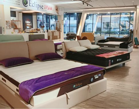 一輛汽車停在一棟寫有中文的建築物前。