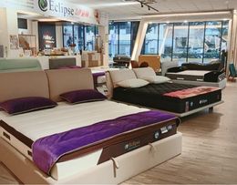 一輛汽車停在一棟寫有中文的建築物前。