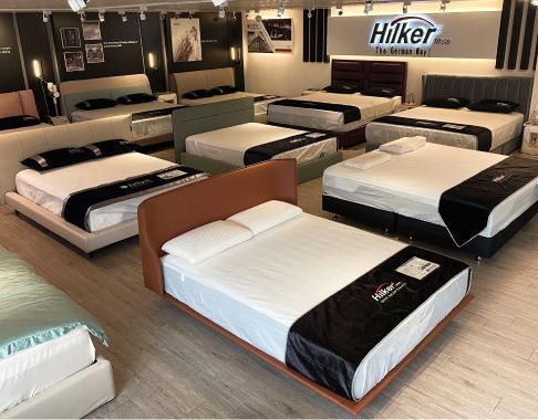 一棟有很多窗戶和標誌的建築物。