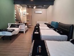 一家商店前面停著一輛摩托車。