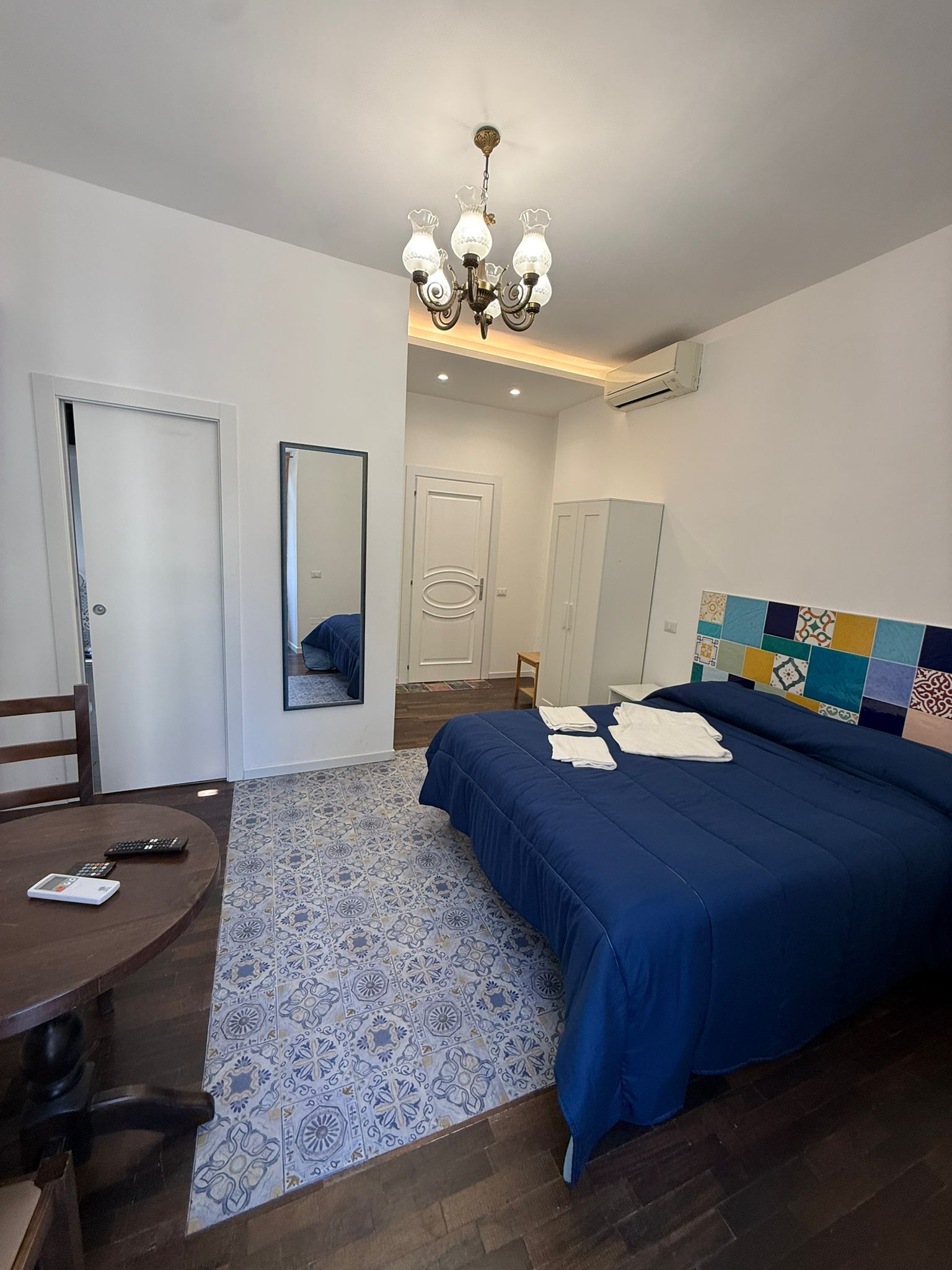 Una camera d'albergo con un letto grande e un pavimento floreale