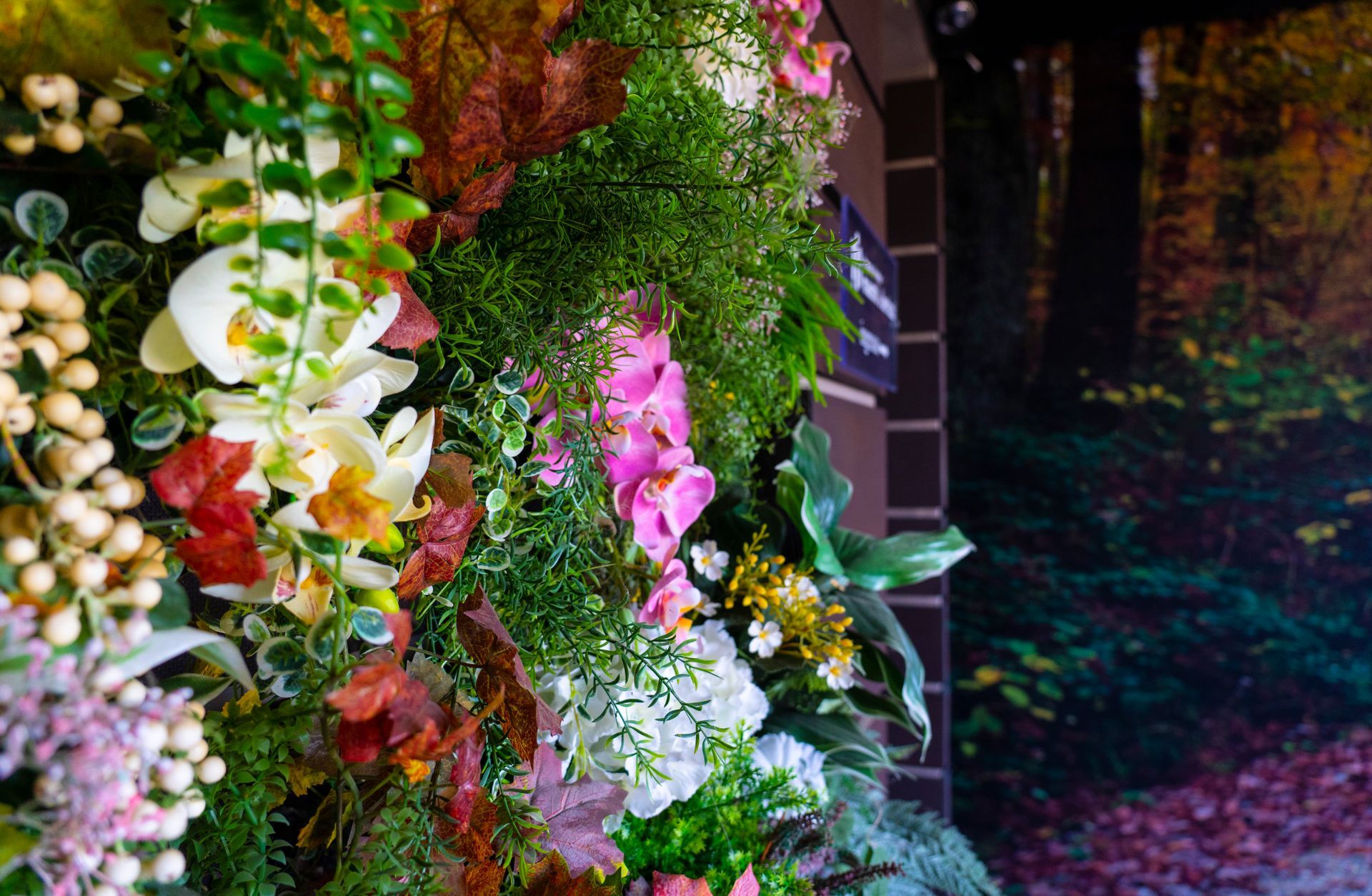 Un mazzo di fiori e foglie è appeso alla parete di una sala del commiato